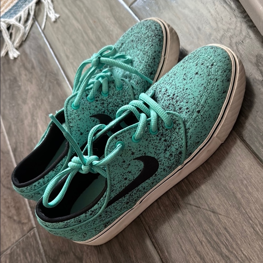 Nike Teal and Black Sneaker